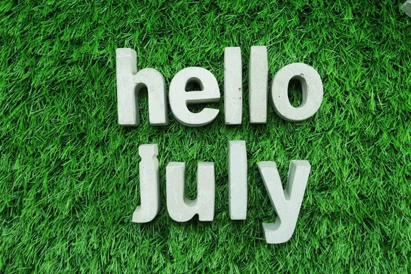 Merhaba yeşil çimenlerin üzerinde beton alfabe üst görünümden Temmuz yaptı