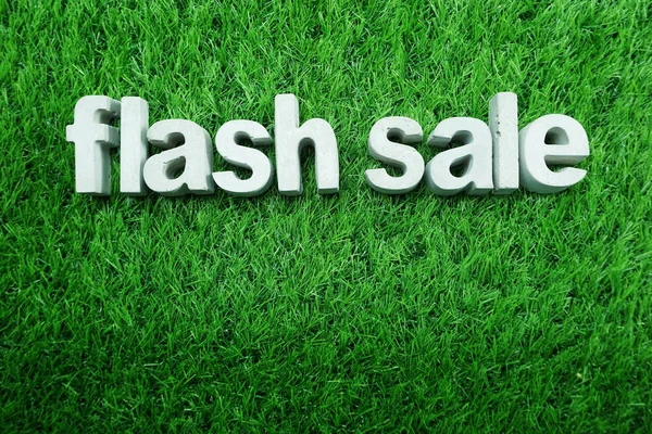 Flash Sale Feita Partir Concreto Alfabeto Vista Superior Grama Verde — Fotografia de Stock