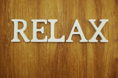 Relax ahşap arka plan üzerinde alfabesi harfleri