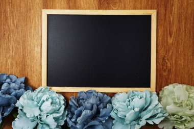 alan ahşap kara tahta ve yapay ağaç ev dekorasyonu