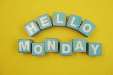 Pazartesi alfabesi harfleri sarı arka plan üzerinde Merhaba