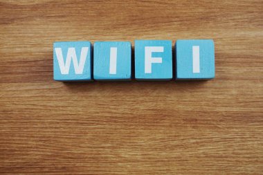 Tahta bloklar ile yapılan Wifi kelimenin üstten görünüm