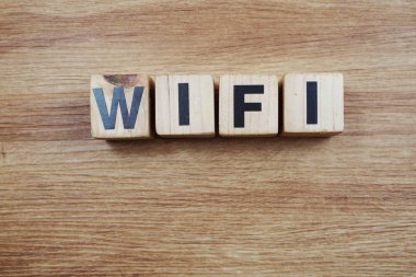 Tahta bloklar ile yapılan Wifi kelimenin üstten görünüm