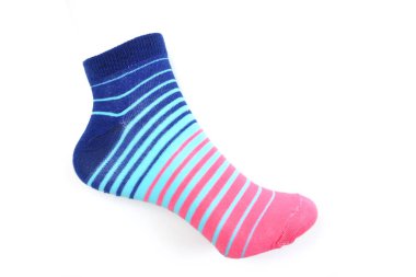 Beyaz arka planda izole mavi ve pembe şerit çorap