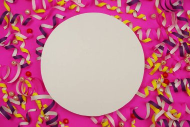 Pembe arka plan üzerine konfeti ile Lay renkli kutlama arka plan düz