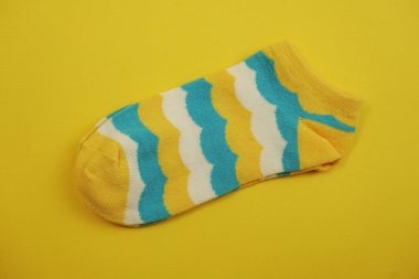 Sarı zemin üzerine sarı ve mavi çizgili çorap