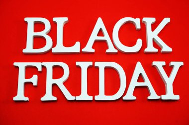 Siyah Cuma satış konsepti alfabe kırmızı zemin üzerine alışveriş