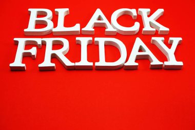 Siyah Cuma satış konsepti alfabe kırmızı zemin üzerine alışveriş