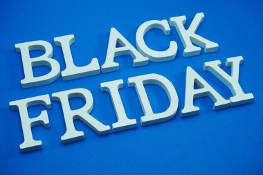 Siyah Cuma satış konsepti alfabe mavi zemin üzerine alışveriş