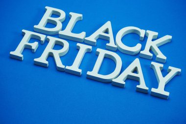 Siyah Cuma satış konsepti alfabe mavi zemin üzerine alışveriş