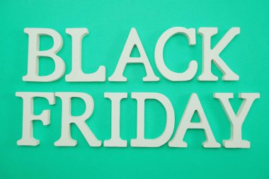 Siyah Cuma satış konsepti alfabe yeşil zemin üzerine alışveriş