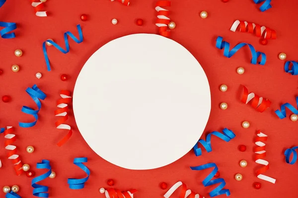 Plat Lag Kleurrijke Viering Achtergrond Met Confetti Rode Achtergrond — Stockfoto
