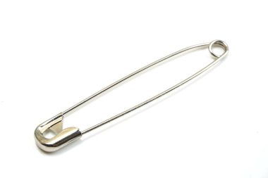 Metal beyaz arka plan üzerinde izole iğne