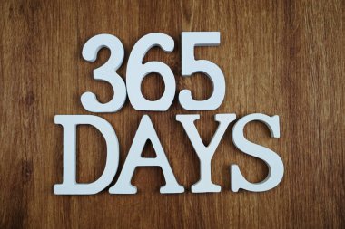 365 gün alfabesi harfi alanı kopyası üzerinde ahşap arka plan ile