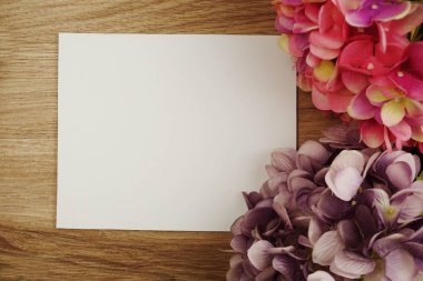 Ortanca çiçek buketi alanı kopyası ile düzenlemek için dekorasyon ağaç arka plan üzerinde