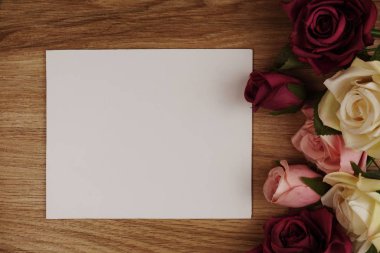 Gül çiçek buketi alanı kopyası ile düzenlemek için dekorasyon ağaç arka plan üzerinde