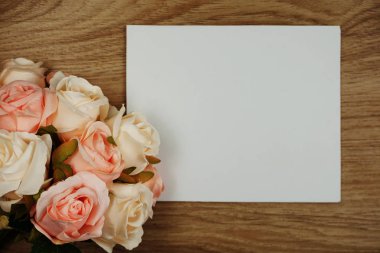 Gül çiçek buketi alanı kopyası ile düzenlemek için dekorasyon ağaç arka plan üzerinde