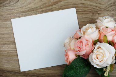 Gül çiçek buketi alanı kopyası ile düzenlemek için dekorasyon ağaç arka plan üzerinde