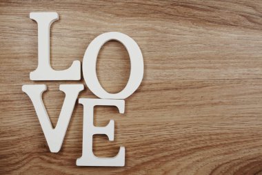 Sevgililer günü kavramı aşk alfabesi ahşap arka plan üzerinde