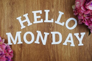 Merhaba Ahşap arka plan üzerinde çiçek ile Pazartesi ahşap harf alfabesi