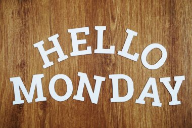 Merhaba Pazartesi ahşap mektup alfabesine ahşap arka plan