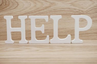 Ahşap arka planda sözcük alfabesi harflerini kullanma