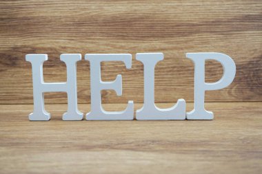 Ahşap arka planda sözcük alfabesi harflerini kullanma