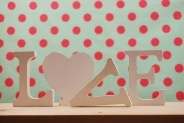 sevgililer günü kavramı Ahşap arka plan üzerinde boşluk kopyası ile aşk alfabesi harfleri