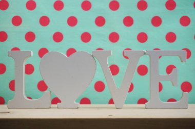 sevgililer günü kavramı Ahşap arka plan üzerinde boşluk kopyası ile aşk alfabesi harfleri