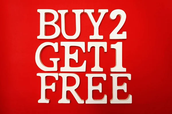 Купите Две Получите Одну Акцию Бесплатной Продажи Красном Фоне — стоковое фото