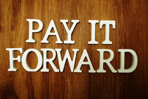 Pay Forward Letra Del Alfabeto Sobre Fondo Madera — Foto de Stock