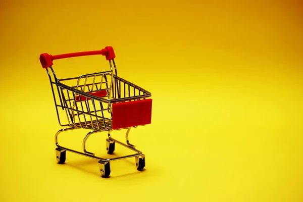Roter Mini Einkaufswagen Mit Leertaste Auf Gelbem Hintergrund — Stockfoto