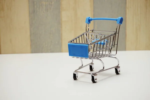 Mini Trolley Wagen Auf Holz Hintergrund — Stockfoto