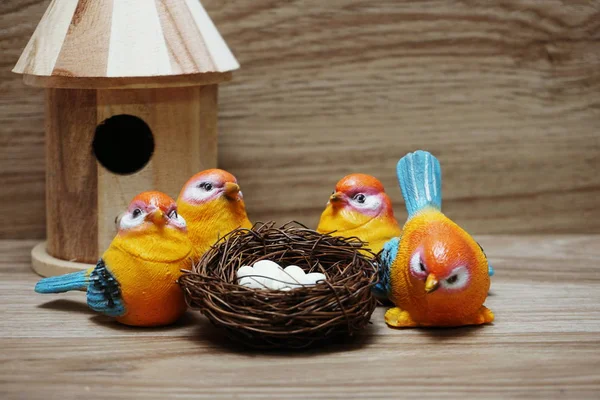 Kleurrijke Vogel Met Nest Eieren Houten Achtergrond — Stockfoto