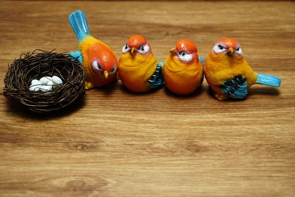 Kleurrijke Vogel Met Nest Eieren Houten Achtergrond — Stockfoto