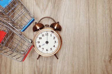 ahşap arka plan üzerinde alan kopyası ile çalar saat ve mini tramvay arabası