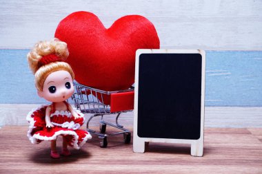 girly dolly ve büyük kırmızı kalp ile sevgililer günü arka plan