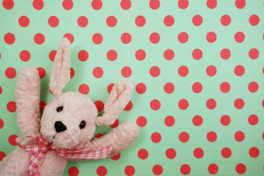 Yeşil polka nokta arka plan üzerinde Lovely pembe köpek bebek Üst görünüm