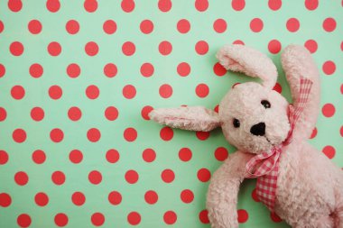 Yeşil polka nokta arka plan üzerinde Lovely pembe köpek bebek Üst görünüm 