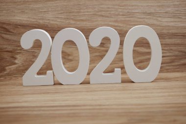 Ahşap arka plan üzerinde 2020 yeni yıl kelime alfabesi harfleri