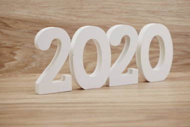 Ahşap arka plan üzerinde 2020 yeni yıl kelime alfabesi harfleri