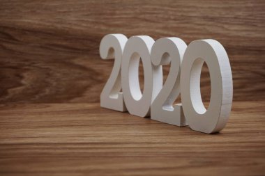 Ahşap arka plan üzerinde 2020 yeni yıl kelime alfabesi harfleri