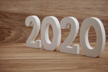 Ahşap arka plan üzerinde 2020 yeni yıl kelime alfabesi harfleri