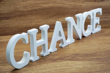 Ahşap arka planda şans kelime alfabesi harfleri