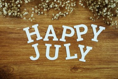 Ahşap arka plan üzerinde boşluk kopyası ile Happy July alfabe mektubu