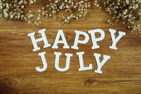 Ahşap arka plan üzerinde boşluk kopyası ile Happy July alfabe mektubu