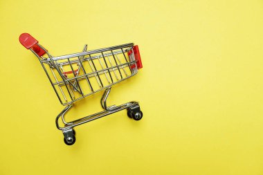 Sarı arka plan üzerinde boşluk kopyası ile mini tramvay sepeti
