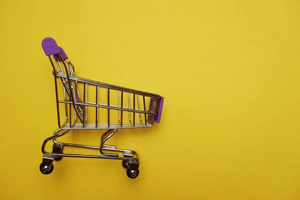 Mini Carrinho Carrinho Com Cópia Espaço Fundo Amarelo — Fotografia de Stock