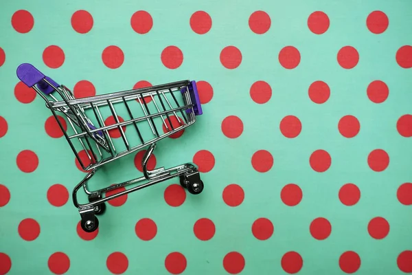 Mini Einkaufswagen Mit Leerzeichen Auf Rosa Tupfen Hintergrund — Stockfoto