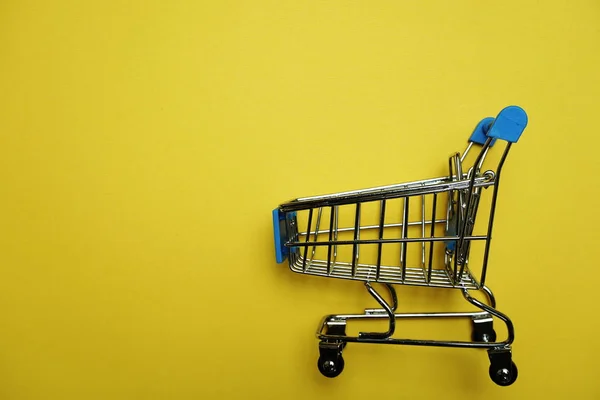 Mini Einkaufswagen Mit Leertaste Auf Gelbem Hintergrund — Stockfoto